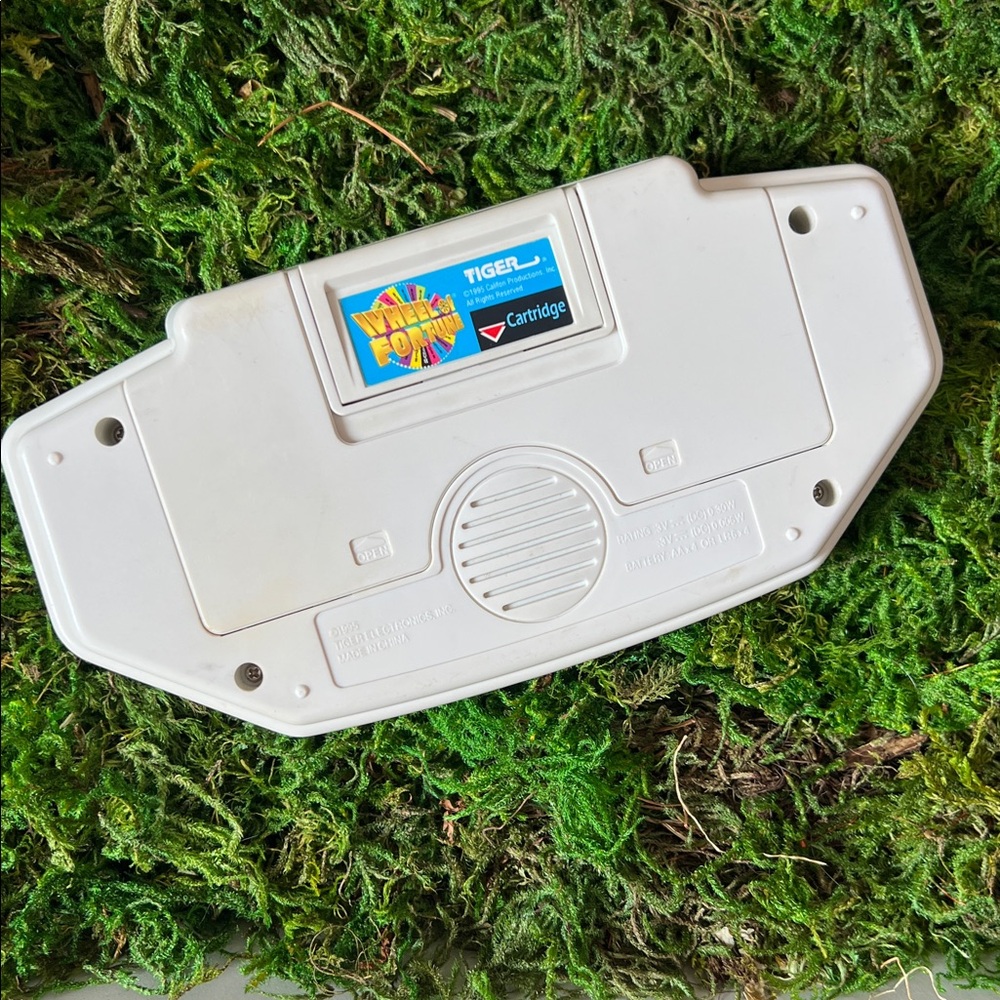 VINTAGE 1995 Tiger Electronics Wheel of Fortune Handheld Electronic Game *WORKS* - Picture 6 of 17
